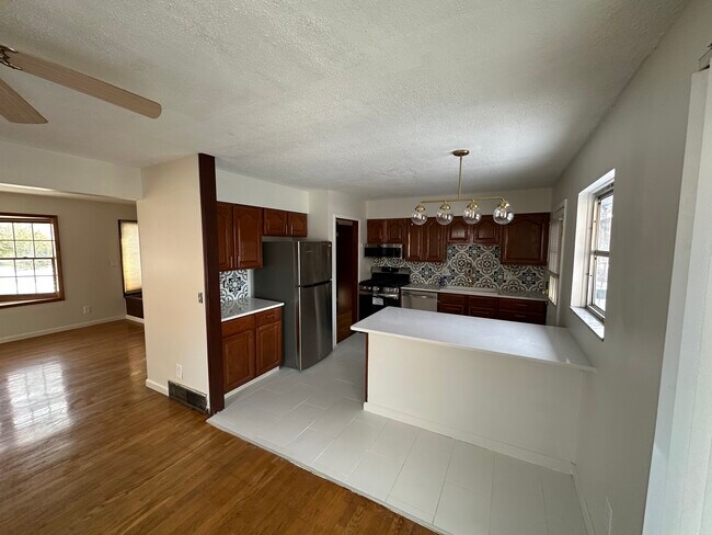 Building Photo - Brinwood Property APT A
