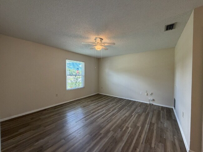 Building Photo - "Charming 1-Bed Oasis in Warm Mineral Springs - Cozy Living with 909 Sq Ft of Comfort!"