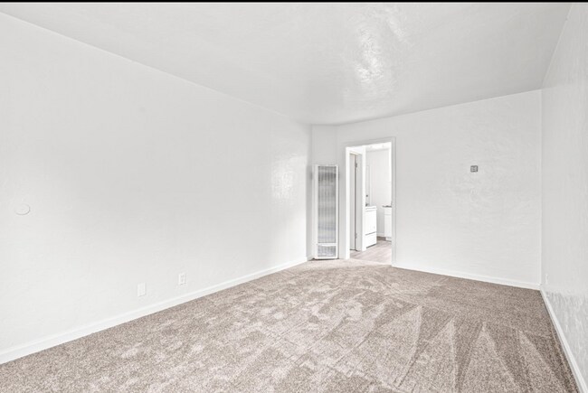 Building Photo - Newly Updated Oakland 3-Bed: Off-Street Pa...