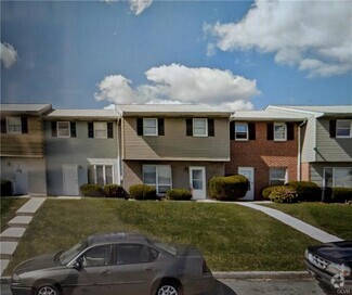 Building Photo - 107 E Hillcrest Ln