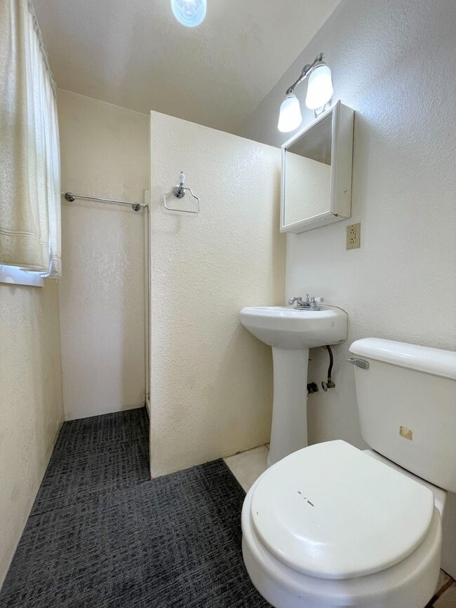 Building Photo - Cozy 1 bedroom with detached garage