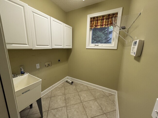 Building Photo - 285 Merion Cir