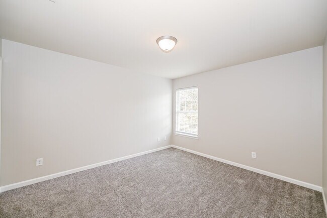 Building Photo - 167 Lyndhurst Dr
