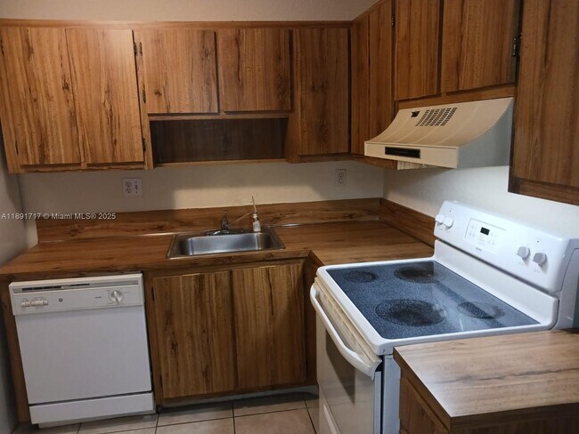 Building Photo - 301 Gardens Dr