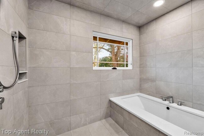 Building Photo - 5760 Snowshoe Cir