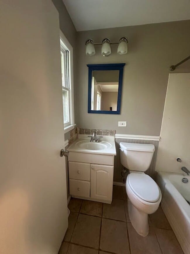 Building Photo - Spacious 3 bedroom 2 bathroom ranch.