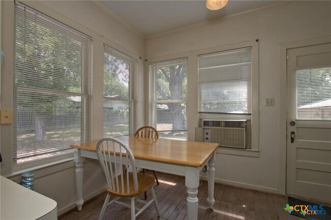 Building Photo - 320 E Faust St