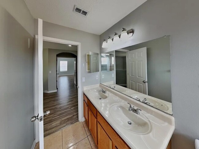 Building Photo - 5067 Hook Hollow Cir