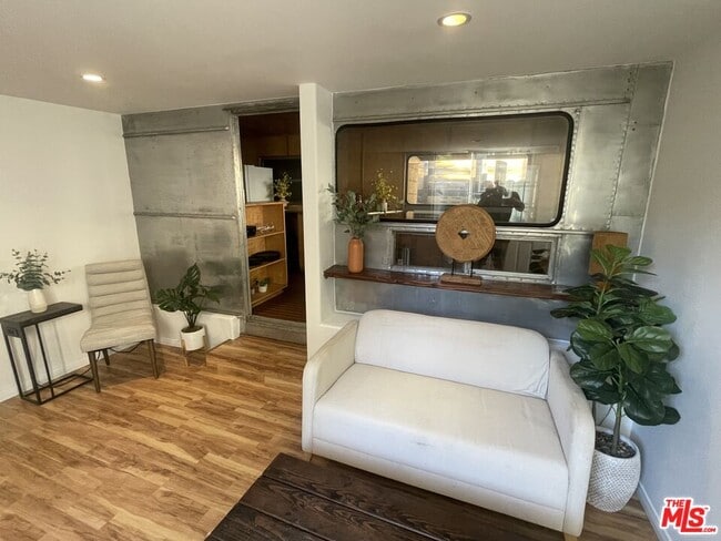 Building Photo - 272 N Topanga Canyon Blvd