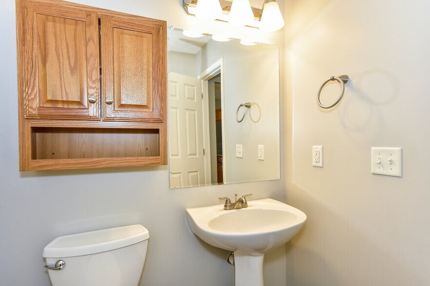 Building Photo - 8032 Meadowview Ln