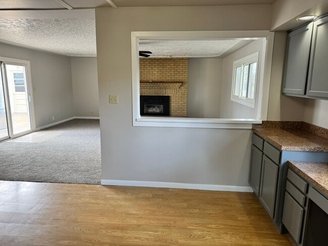 Building Photo - 5 Bedroom ,3 bathroom Single Family Unit