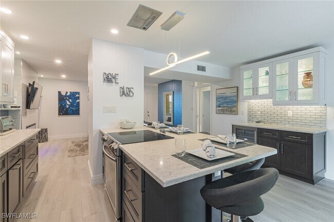 Building Photo - 788 Park Shore Dr