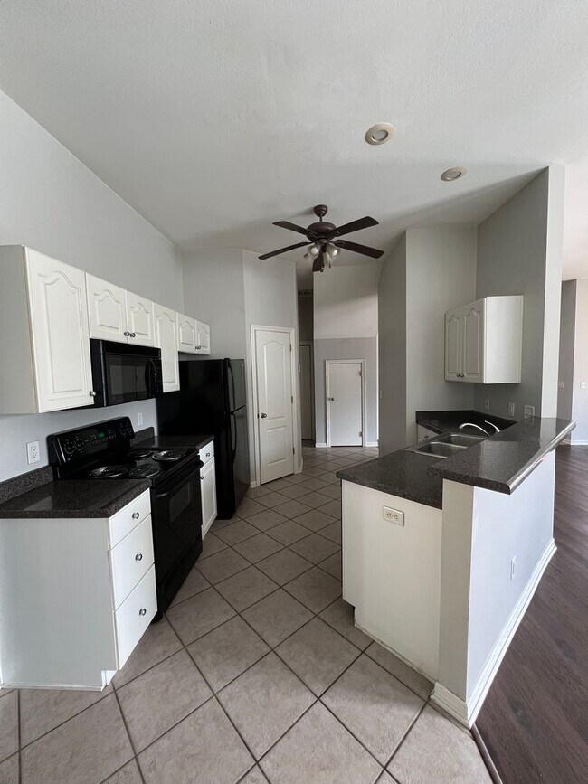 Building Photo - Three Bed / Three Bath with Fenced Yard an...