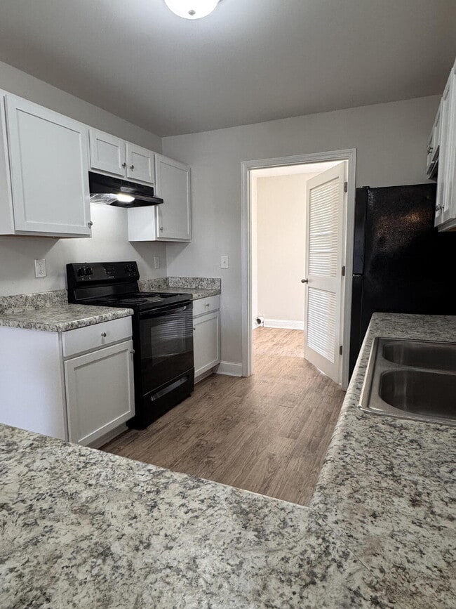 Building Photo - Sign a 12-month lease now and receive the ...