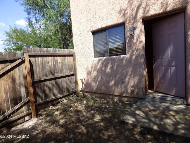 Building Photo - 1077 N Riverside Dr