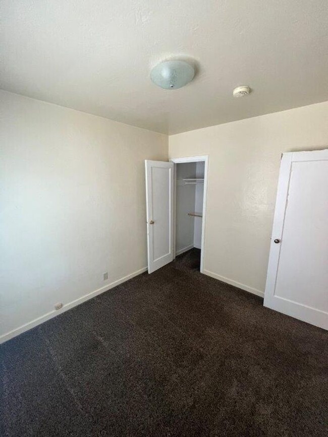 Building Photo - Two Bedroom Conveniently located in Cen...