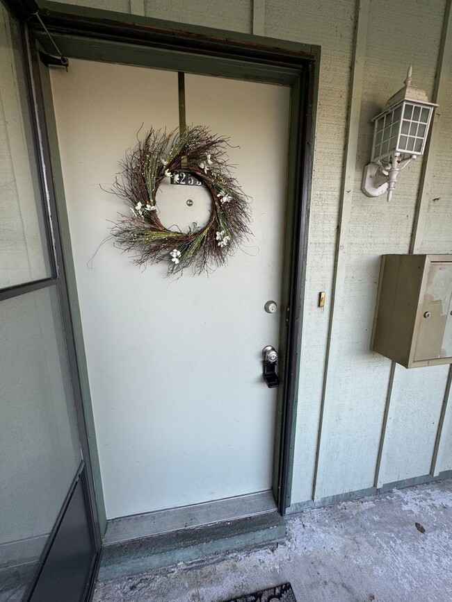 Building Photo - RENOVATED 3/2 TOWNHOUSE MOVE IN READY!