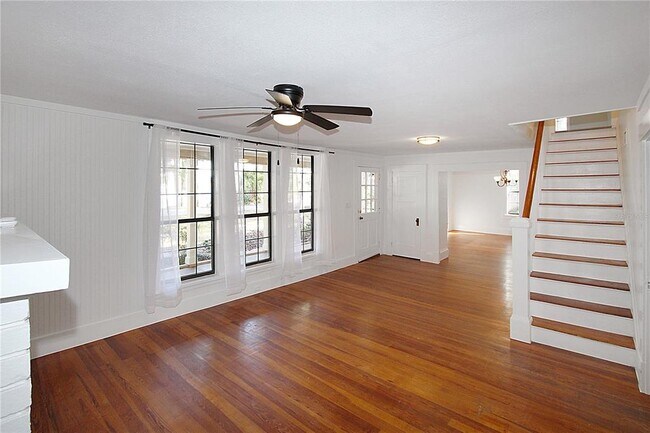 Building Photo - 289 W Lakeview Ave