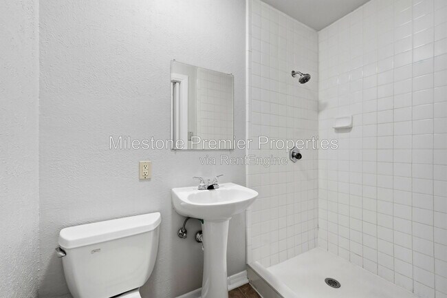 Building Photo - 1006 W Texas St