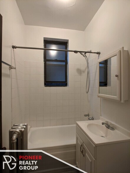 Building Photo - 4647 N Paulina St