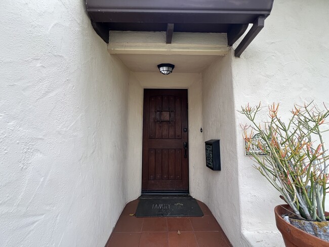 Building Photo - 1650 S Crest Dr