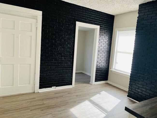 Building Photo - Gorgeous Renovated 3 Bedroom House!