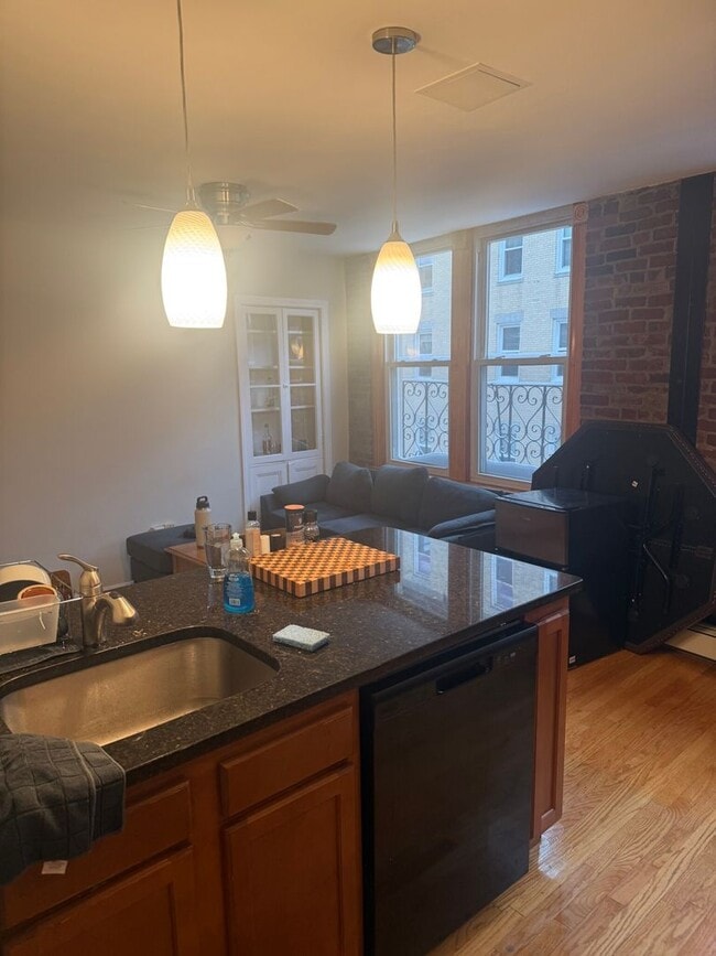 Building Photo - Check out this 2 bed in the North End...