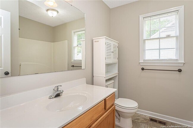 Building Photo - 402 Roundtree Dr