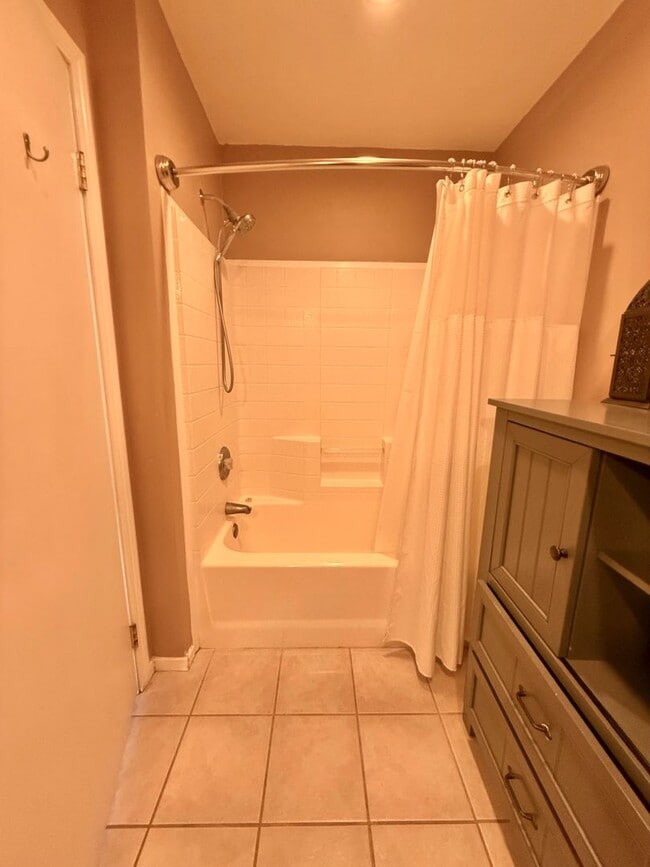 Building Photo - Charming 1 Bed 1 Bath Studio Available 6/1/26!!
