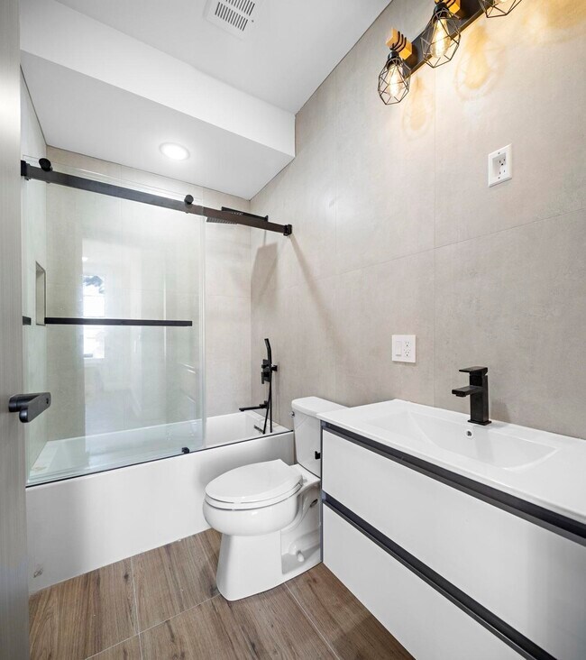 Building Photo - 131 Clifton Pl