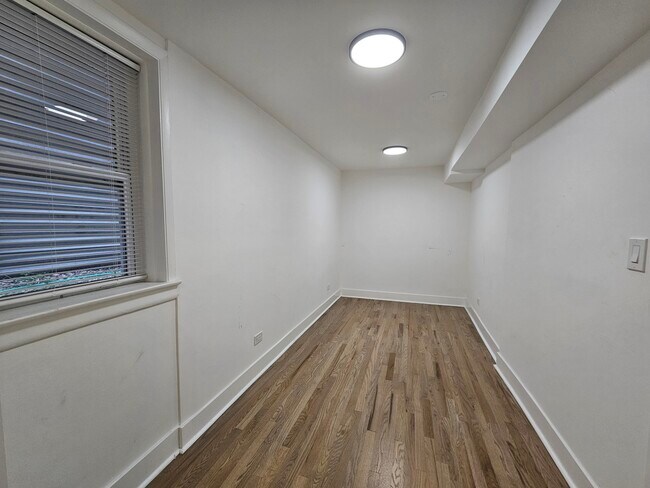 Building Photo - 2541 N Southport Ave