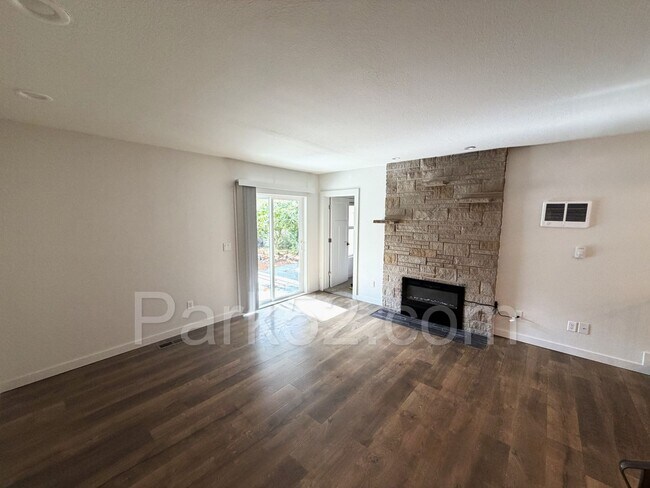 Building Photo - Newly Remodeled 3 Bedroom Duplex