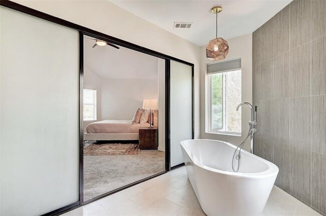 Building Photo - 6 Sugar Creek Dr