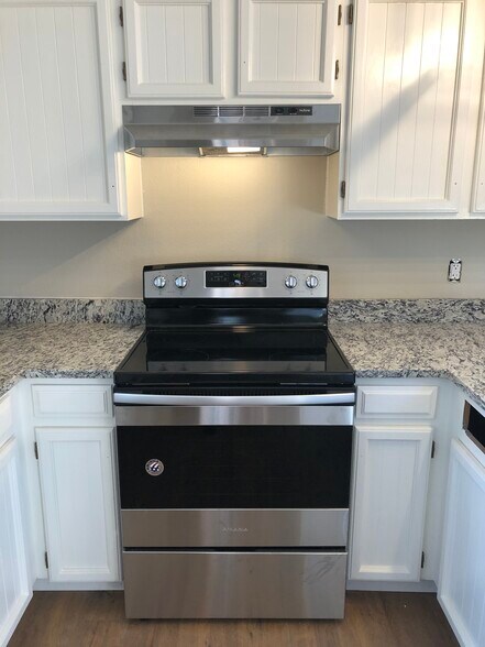 Building Photo - 30803 Hilltop Dr