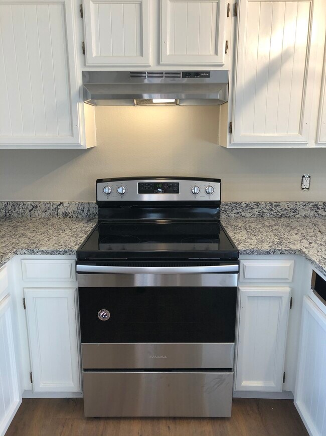 Building Photo - 30803 Hilltop Dr