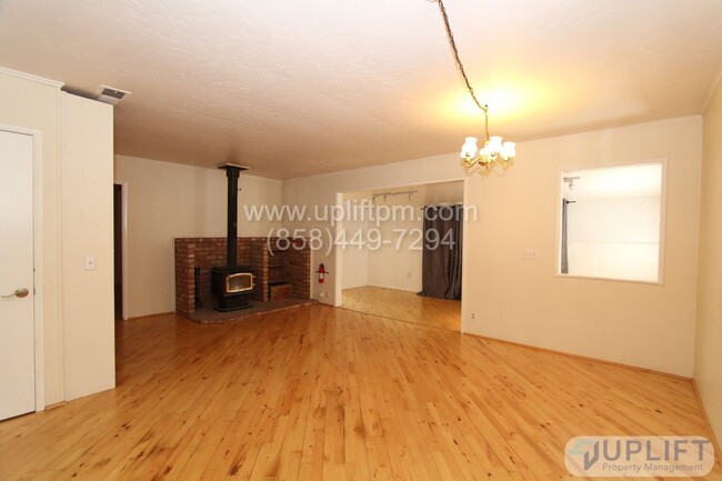 Building Photo - 2 Bed, 1 Bath House w/ AC, Storage Barn