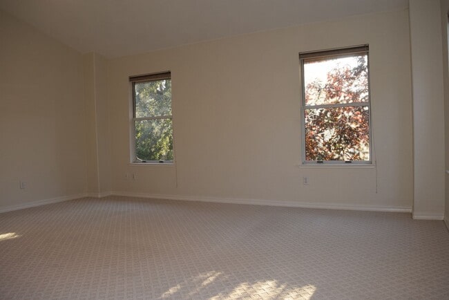 Building Photo - 303 Ironwood Cir