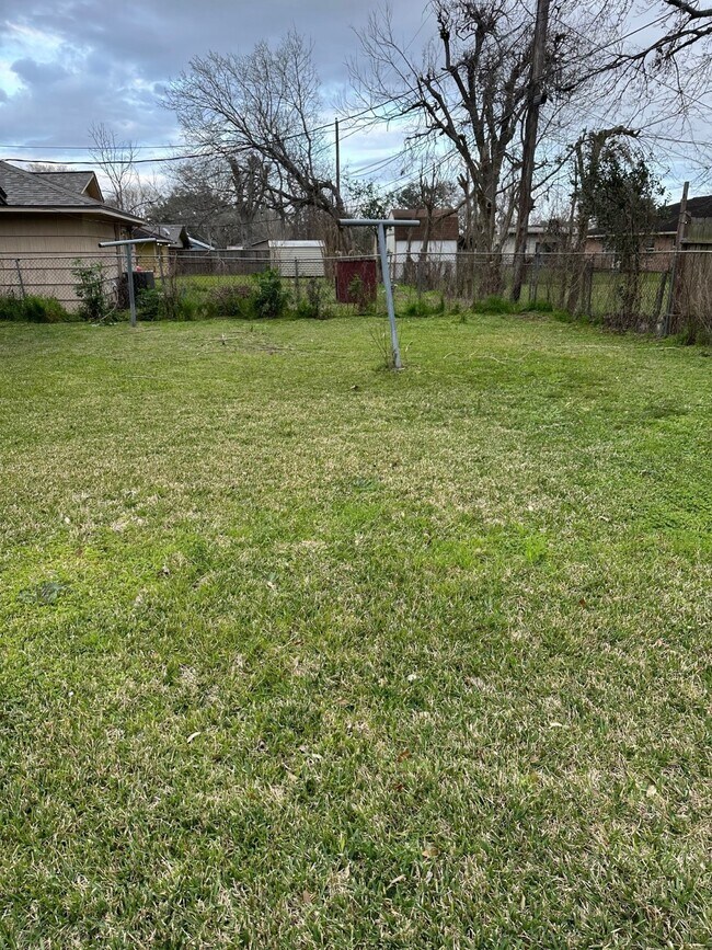 Building Photo - 6003 Heatherbrook Dr