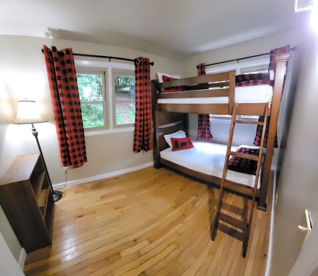 Building Photo - Spacious 4 Bedroom, 2 Bath One-Story Home with Hardwood Floors & Parking