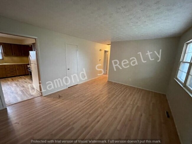 Building Photo - 3 Bedroom Home In Nice, Established Neighborhood