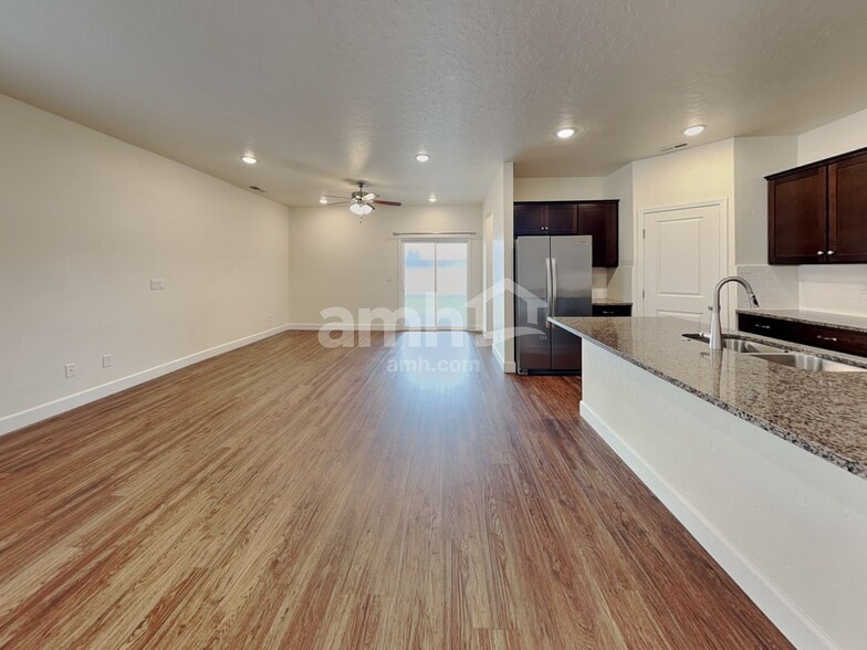 Building Photo - 5095 W Milliron Dr