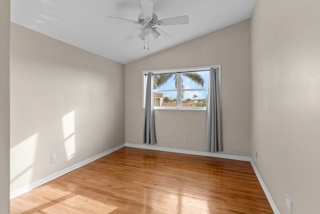 Building Photo - Waterfront 3 Bedroom in Yacht Club Estates