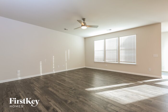 Building Photo - 558 Hillpark Ln