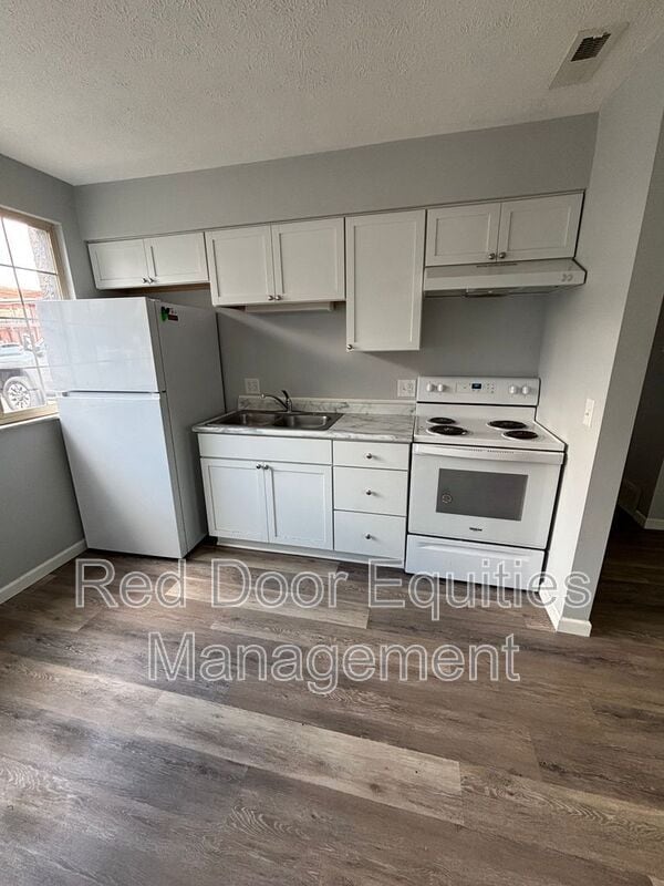 Building Photo - 117 W Walnut St