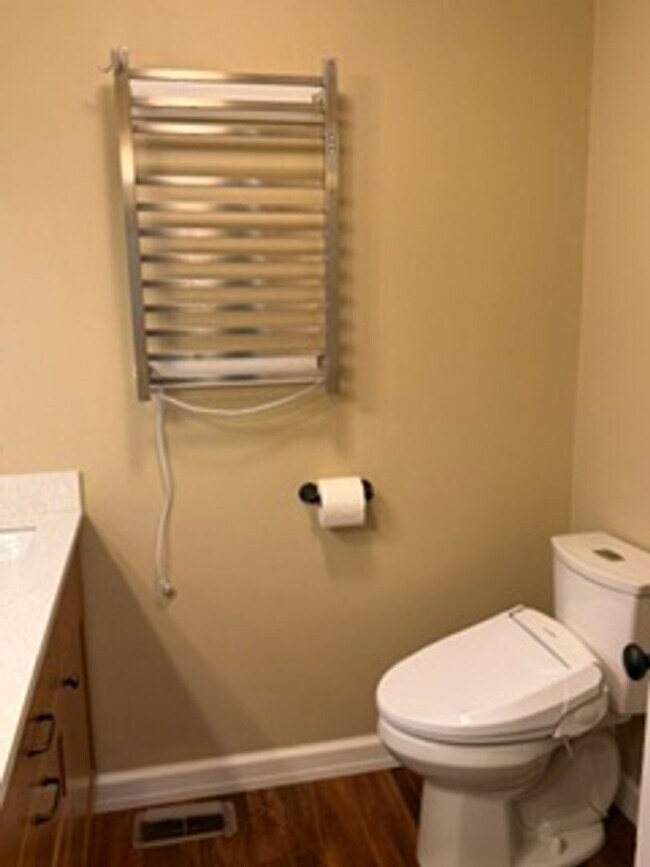 Building Photo - Charming, Spacious, Updated Home in Lake Oswego!