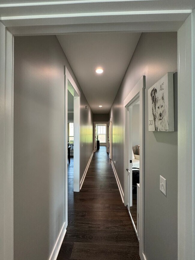 Building Photo - Move in Incentive!