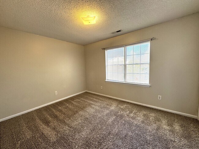 Building Photo - Townhome Minutes to Camp Lejeune