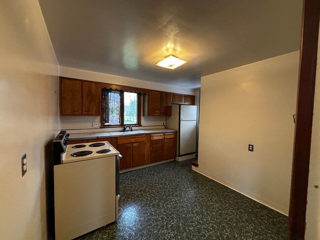Building Photo - Private Apartment with Two Stall garage
