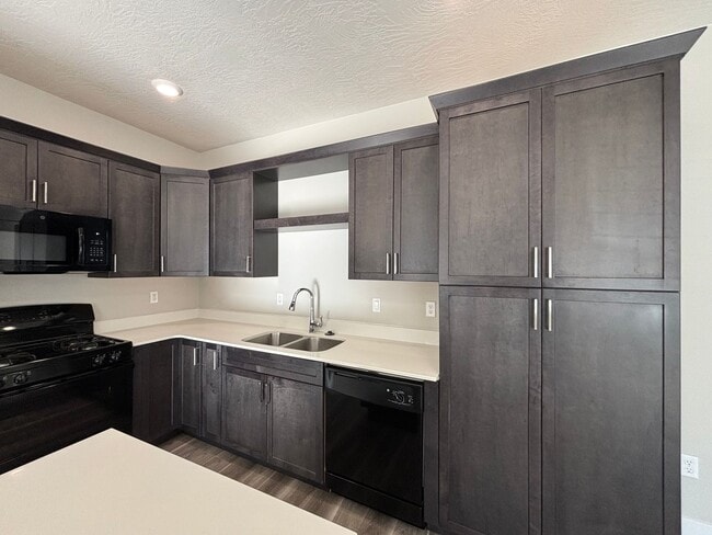 Building Photo - DARLING TWO BEDROOM TOWNHOME IN CEDAR CITY!