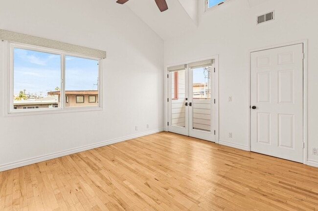 Building Photo - Spacious 3 Bed / 3 Bath Ocean Beach Townhome with Private Patio & Garage - Available NOW